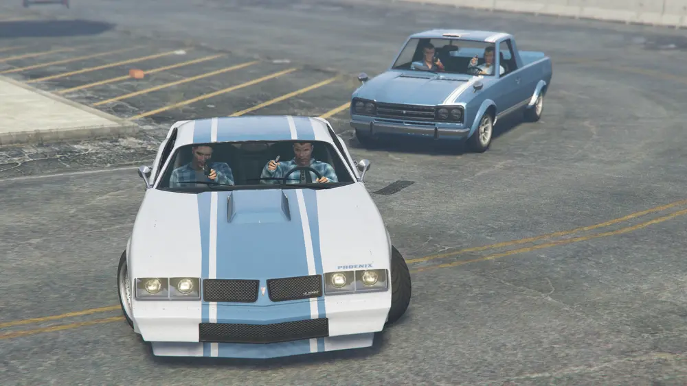 Phoenix سفید و آبی اصلاحشدهی Aztecas (پیشزمینه) و Warrener HKR آبی و سفید در مأموریت Steal Nightclub Goods: Tugboat در GTA Online.