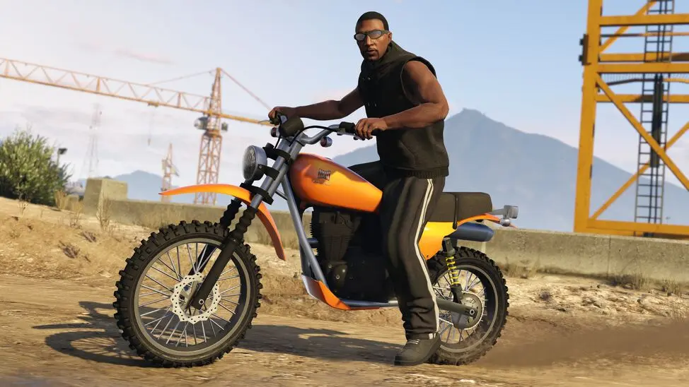یک «تصویر اکشن» استفادهنشده برای Enduro که ذیل GTA V فهرست شده است. احتمالاً خطاست، چون این تصویر از قهرمان GTA Online استفاده میکند.