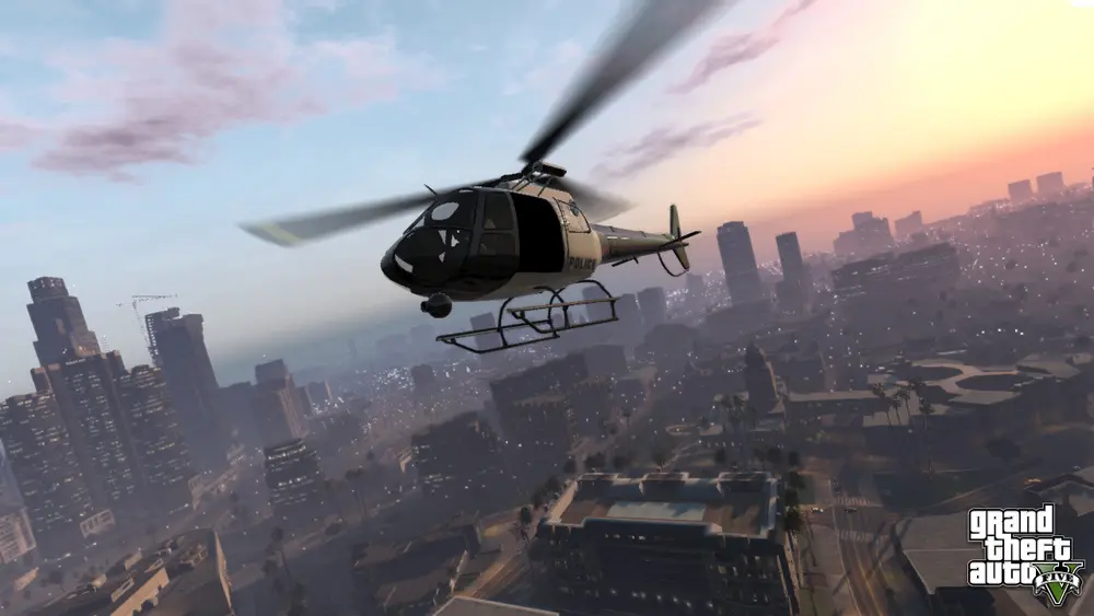 یک Police Maverick که در تصویری از GTA V بر فراز لسسانتوس پرواز میکند.