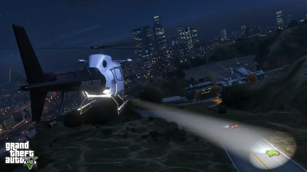 یک Police Maverick در حال تعقیب یک Infernus سبز لیمویی در Vinewood Hills.