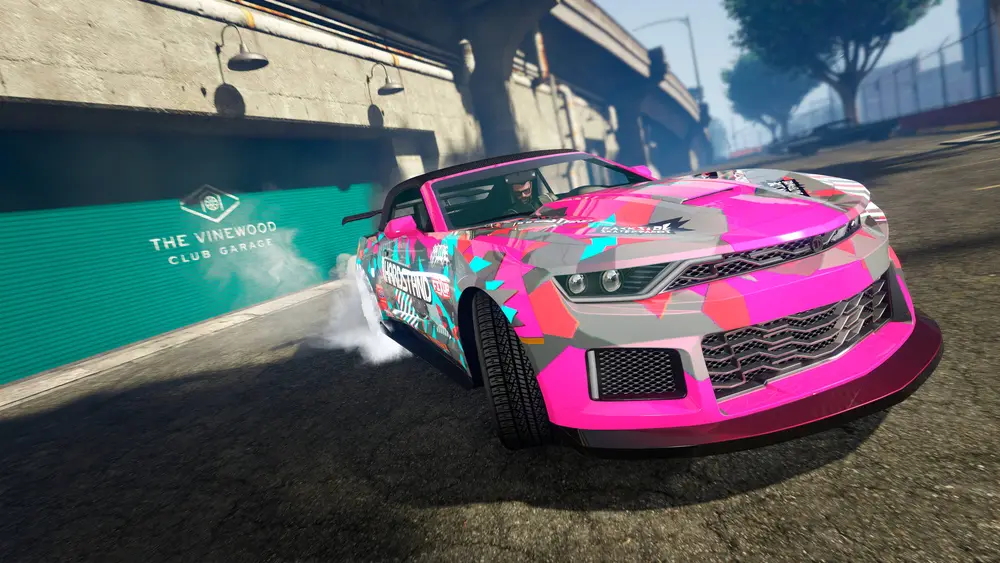 Vigero ZX Convertible در تصویر تبلیغاتی The Vinewood Club Garage.