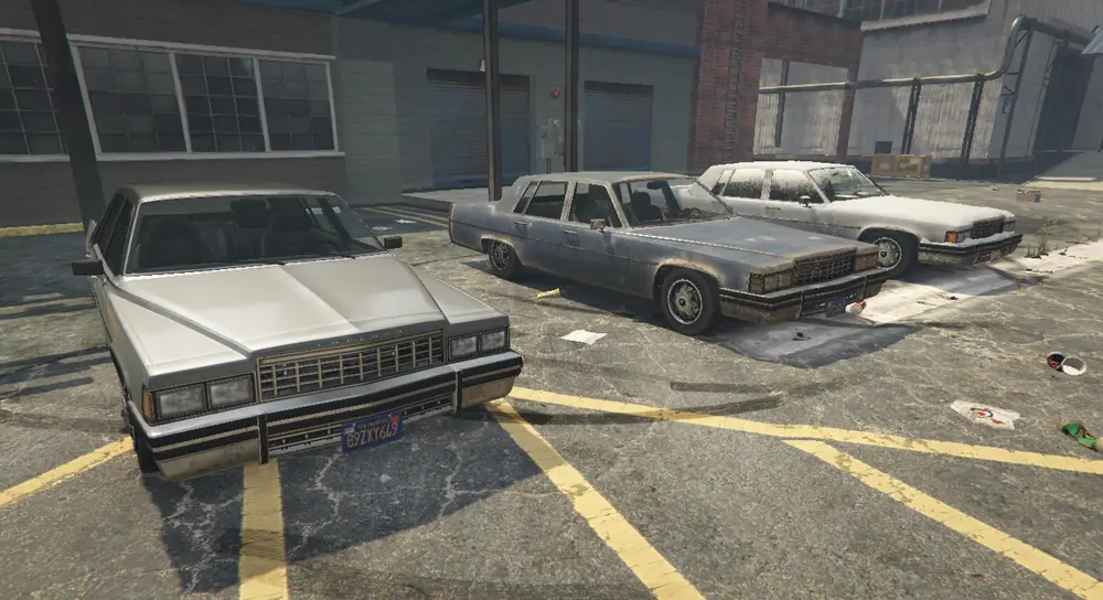 مقایسهی Emperor استاندارد (پیشزمینه)، نسخهی زنگزده و نسخهی برفی در GTA V.