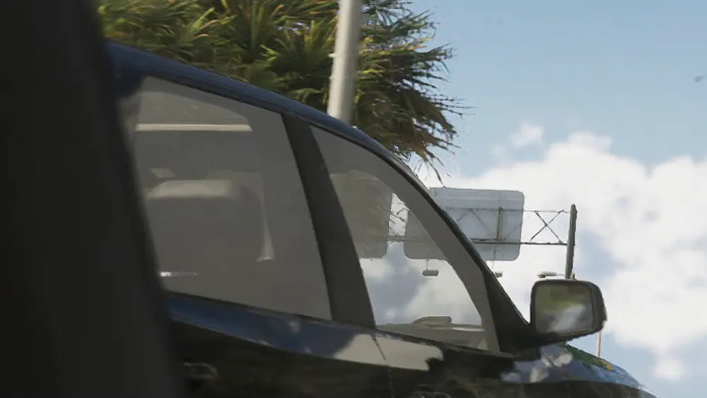 کنار یک Bravado SUV در تریلر دوم.
