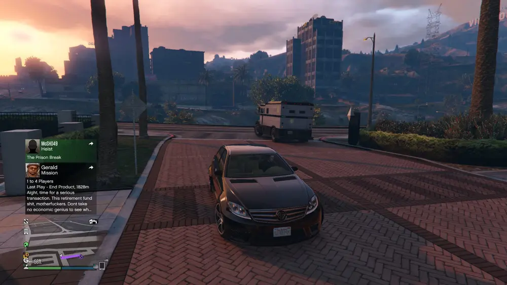 یک Stockade سفید/مشکی در حال ترک The Diamond Casino & Resort در GTA Online.