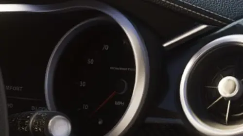 سرعتسنج Dominator GT، با کلمهی «Dominator»، در تصویر یادشده.